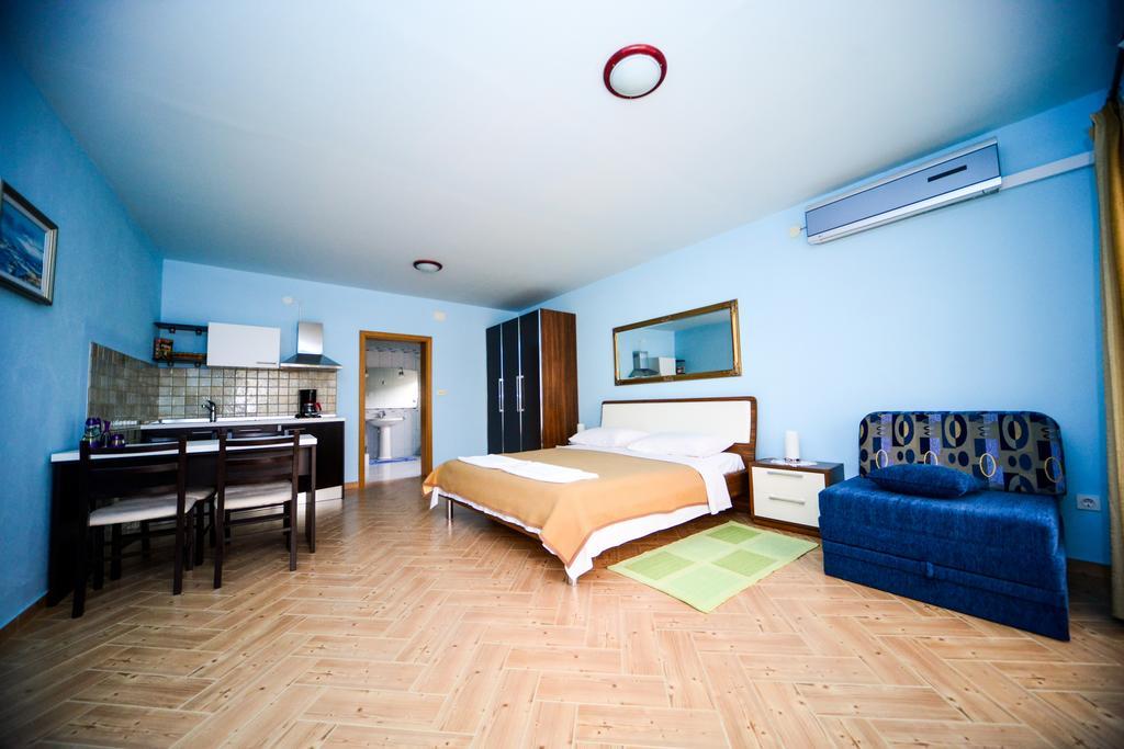 Apartments Dalmacija Starigrad Paklenica Oda fotoğraf