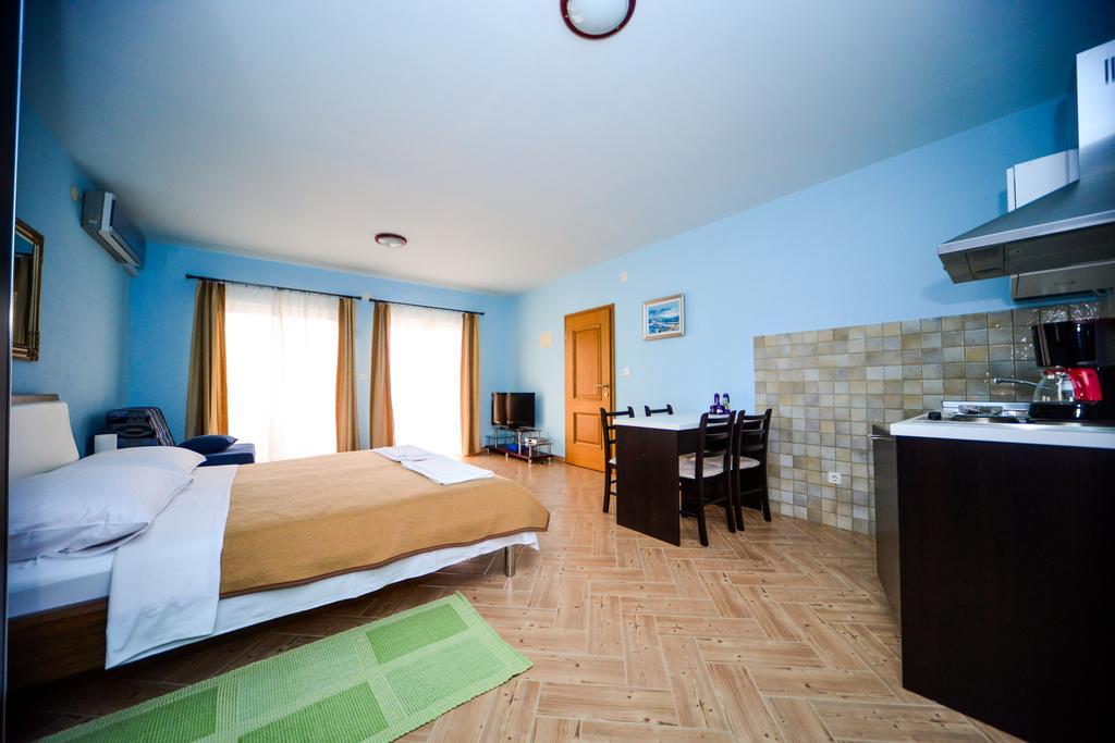 Apartments Dalmacija Starigrad Paklenica Oda fotoğraf