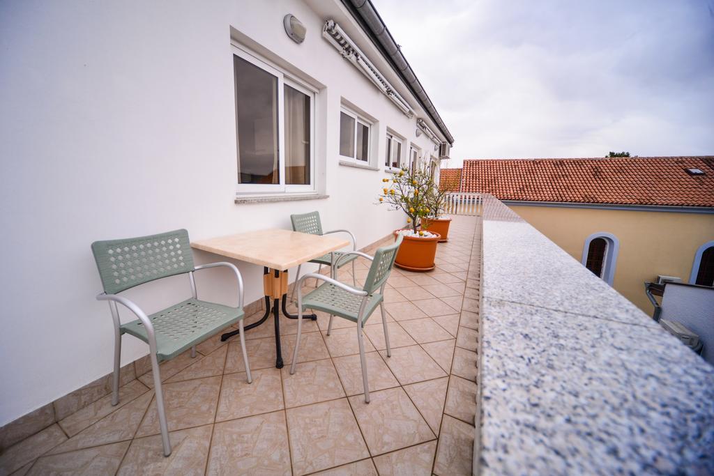 Apartments Dalmacija Starigrad Paklenica Oda fotoğraf