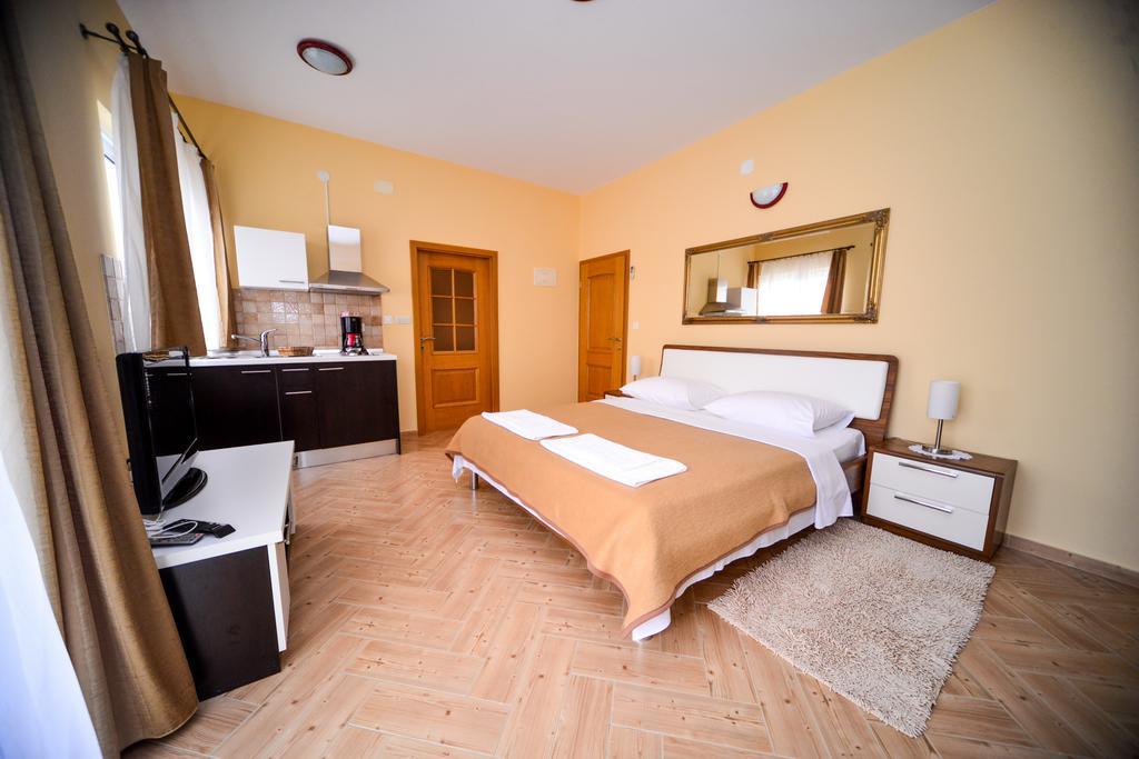 Apartments Dalmacija Starigrad Paklenica Oda fotoğraf