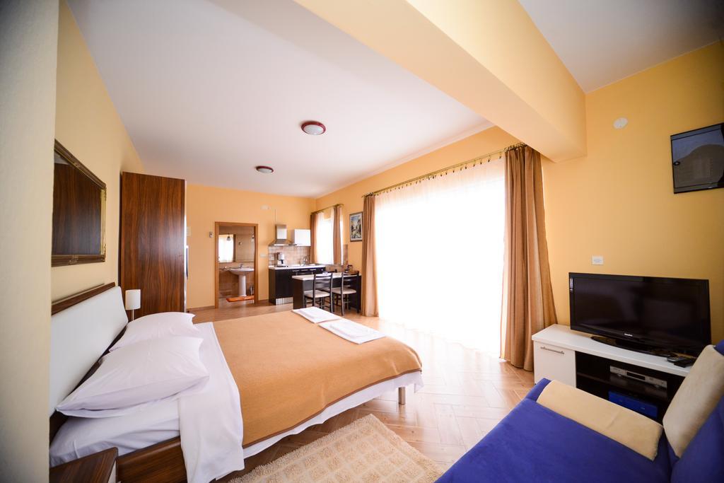 Apartments Dalmacija Starigrad Paklenica Oda fotoğraf