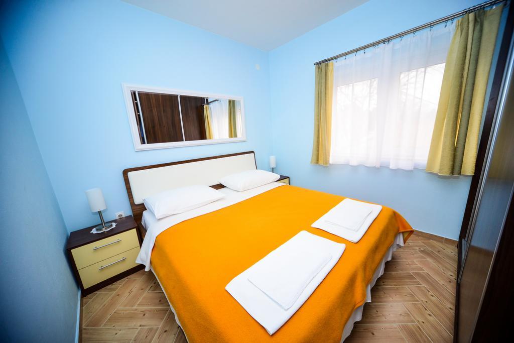 Apartments Dalmacija Starigrad Paklenica Oda fotoğraf