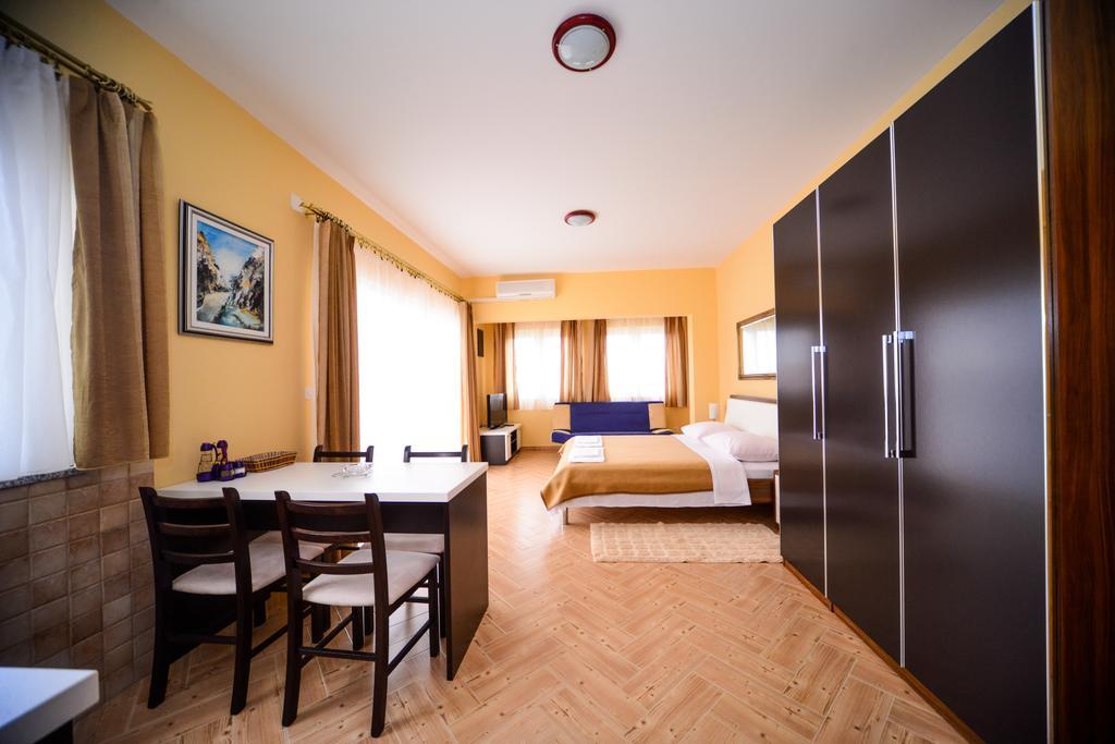 Apartments Dalmacija Starigrad Paklenica Oda fotoğraf