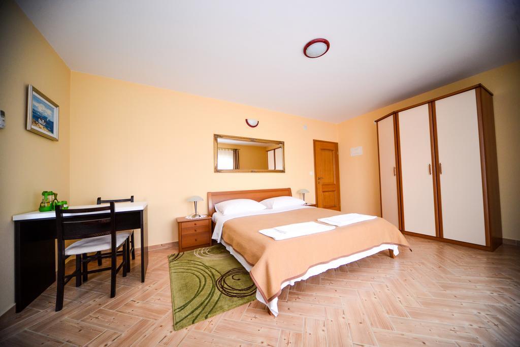 Apartments Dalmacija Starigrad Paklenica Oda fotoğraf