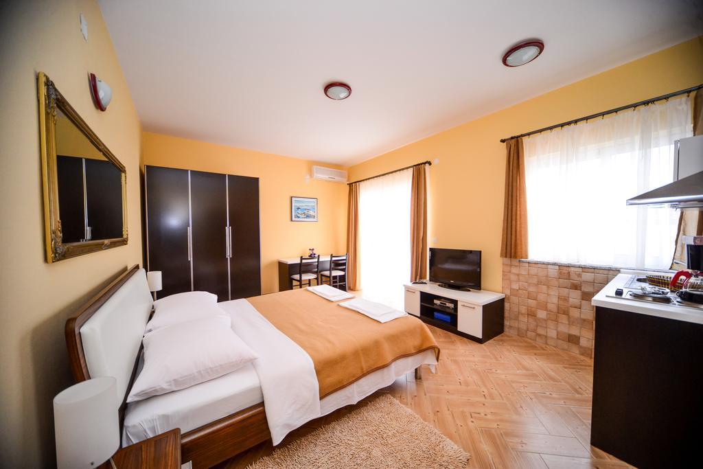 Apartments Dalmacija Starigrad Paklenica Oda fotoğraf