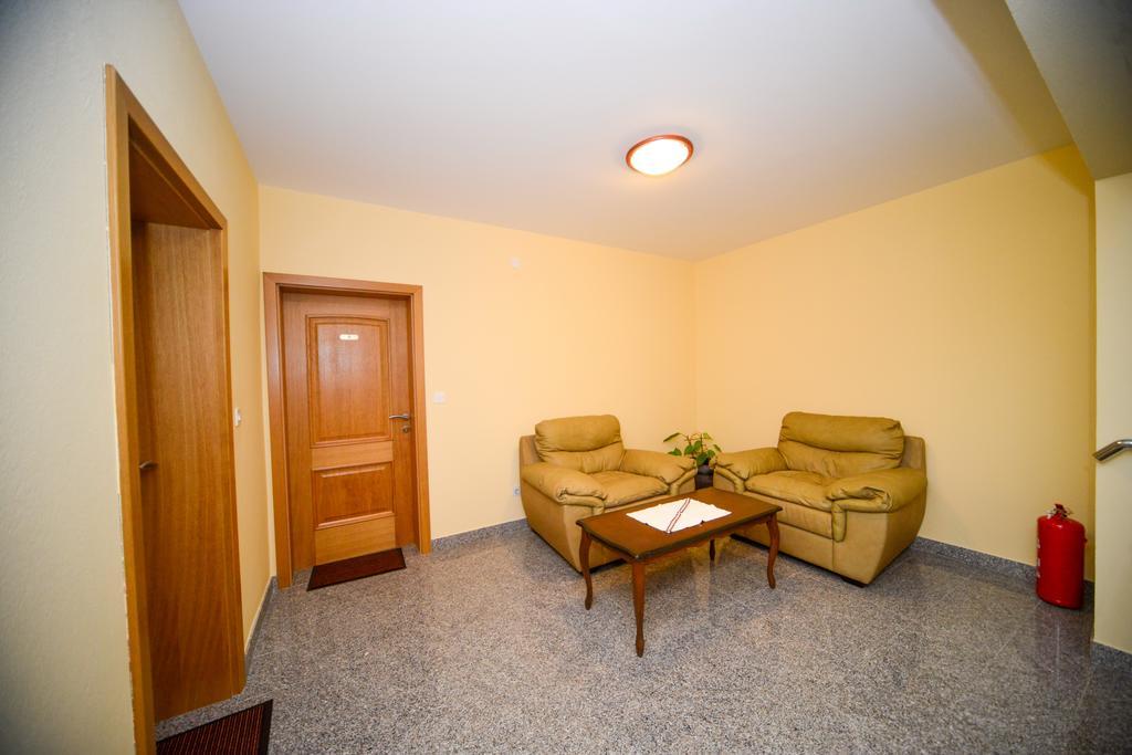 Apartments Dalmacija Starigrad Paklenica Dış mekan fotoğraf